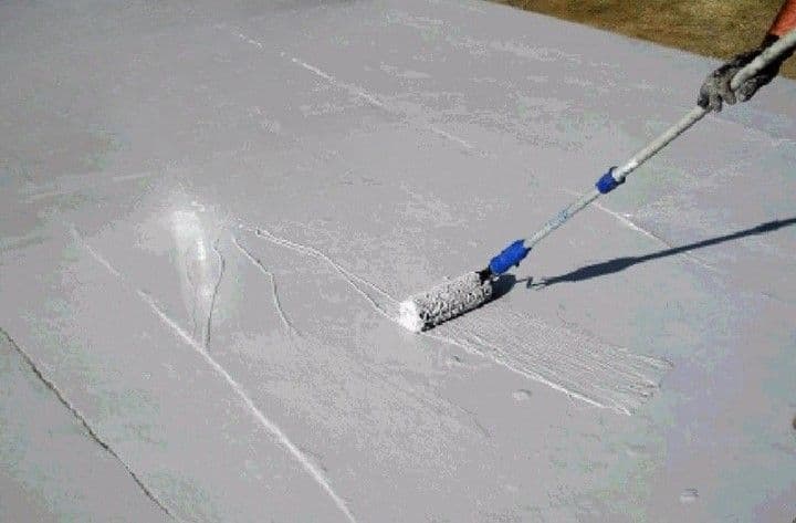 Rolling on a liquid PU membrane on a rooftop